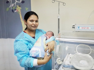 enfermera con beba